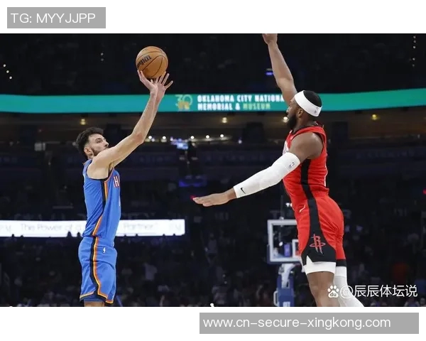 夏日男明星篮球场上的时尚穿搭与运动裤选择解析